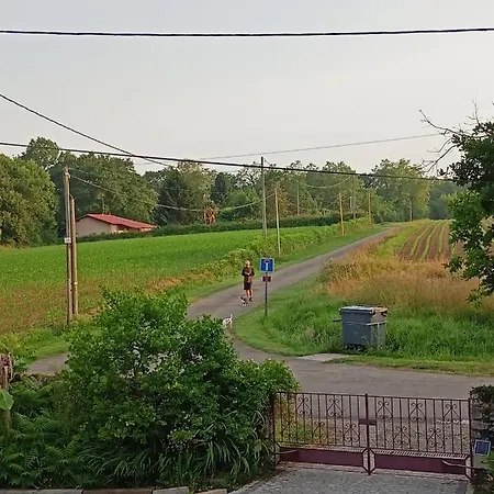 Maison Labourdasse בית הארחה 3*